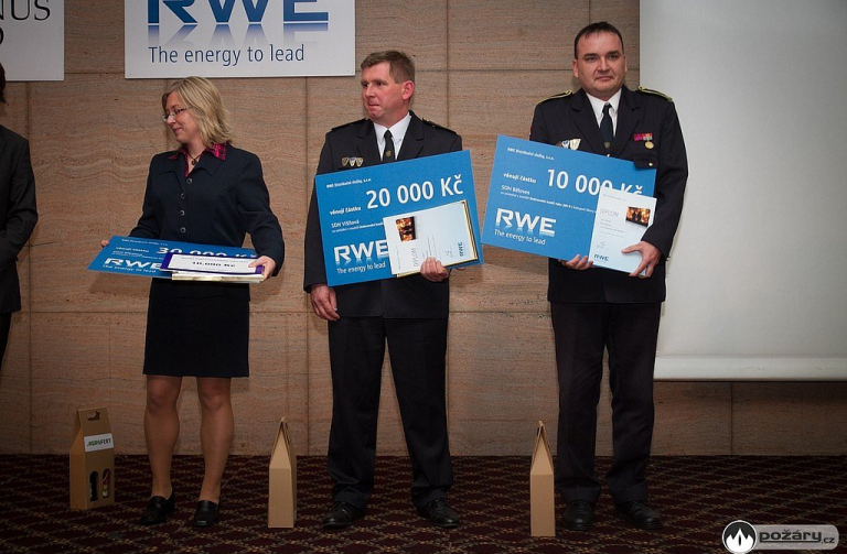 Hasiči Višňová  – uprostřed i s darovacím poukazem – přebíral velitel SDH Lubomír Erban ml.